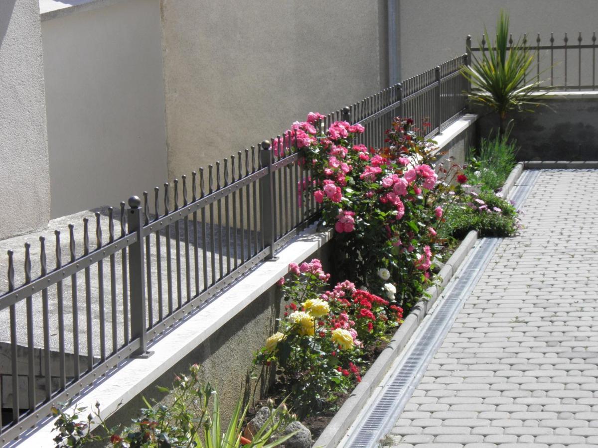 Apartments And Rooms By The Sea Brela, Makarska - 13118 ภายนอก รูปภาพ