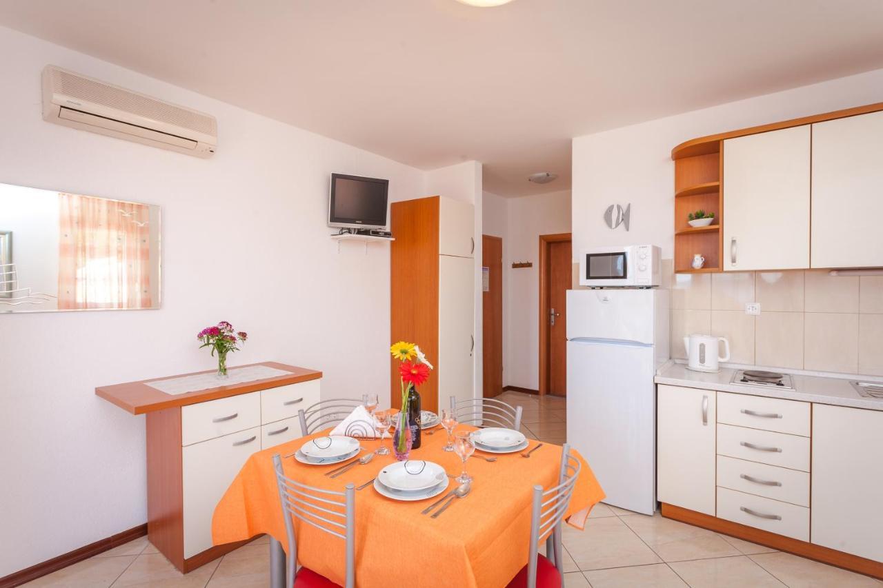 Apartments And Rooms By The Sea Brela, Makarska - 13118 ภายนอก รูปภาพ
