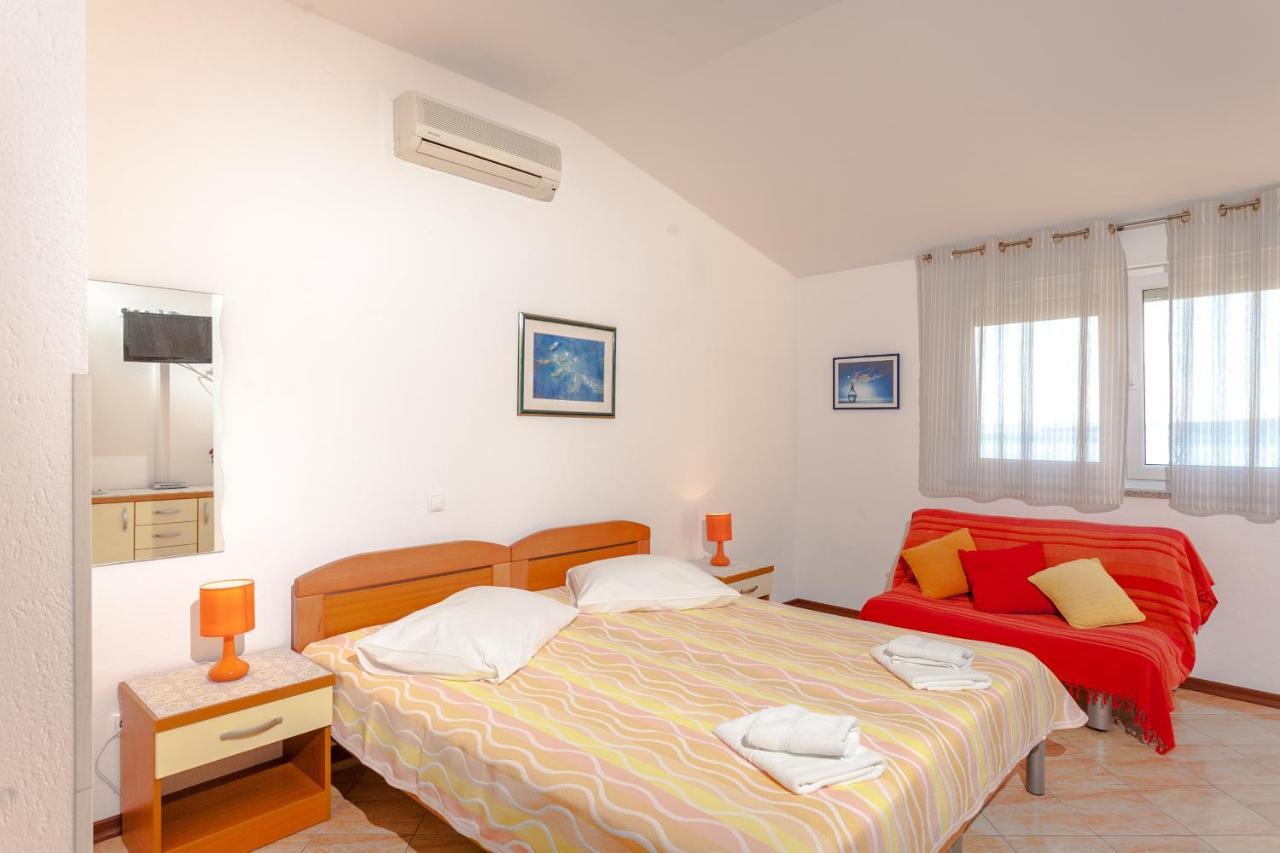 Apartments And Rooms By The Sea Brela, Makarska - 13118 ภายนอก รูปภาพ