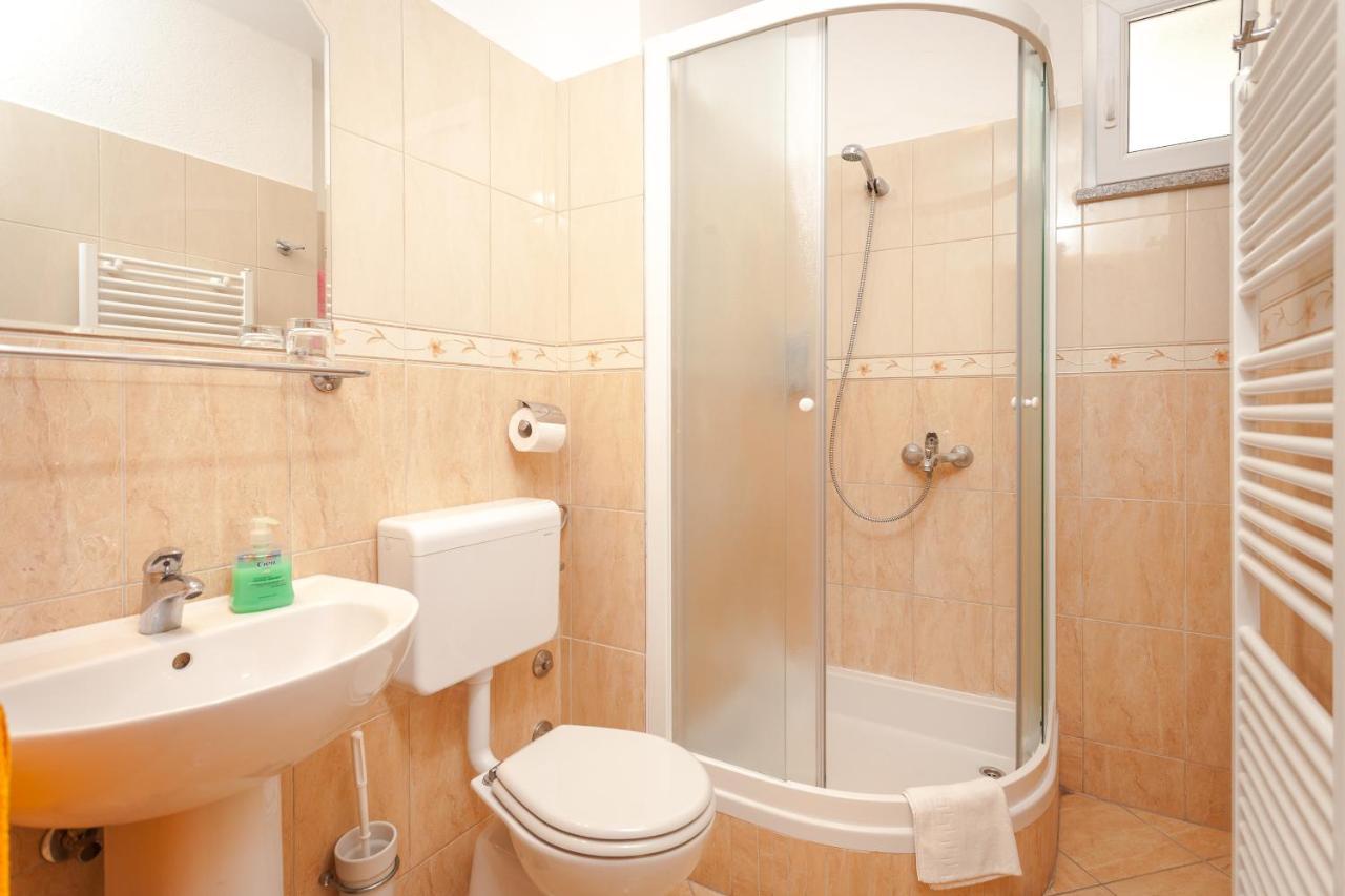 Apartments And Rooms By The Sea Brela, Makarska - 13118 ภายนอก รูปภาพ