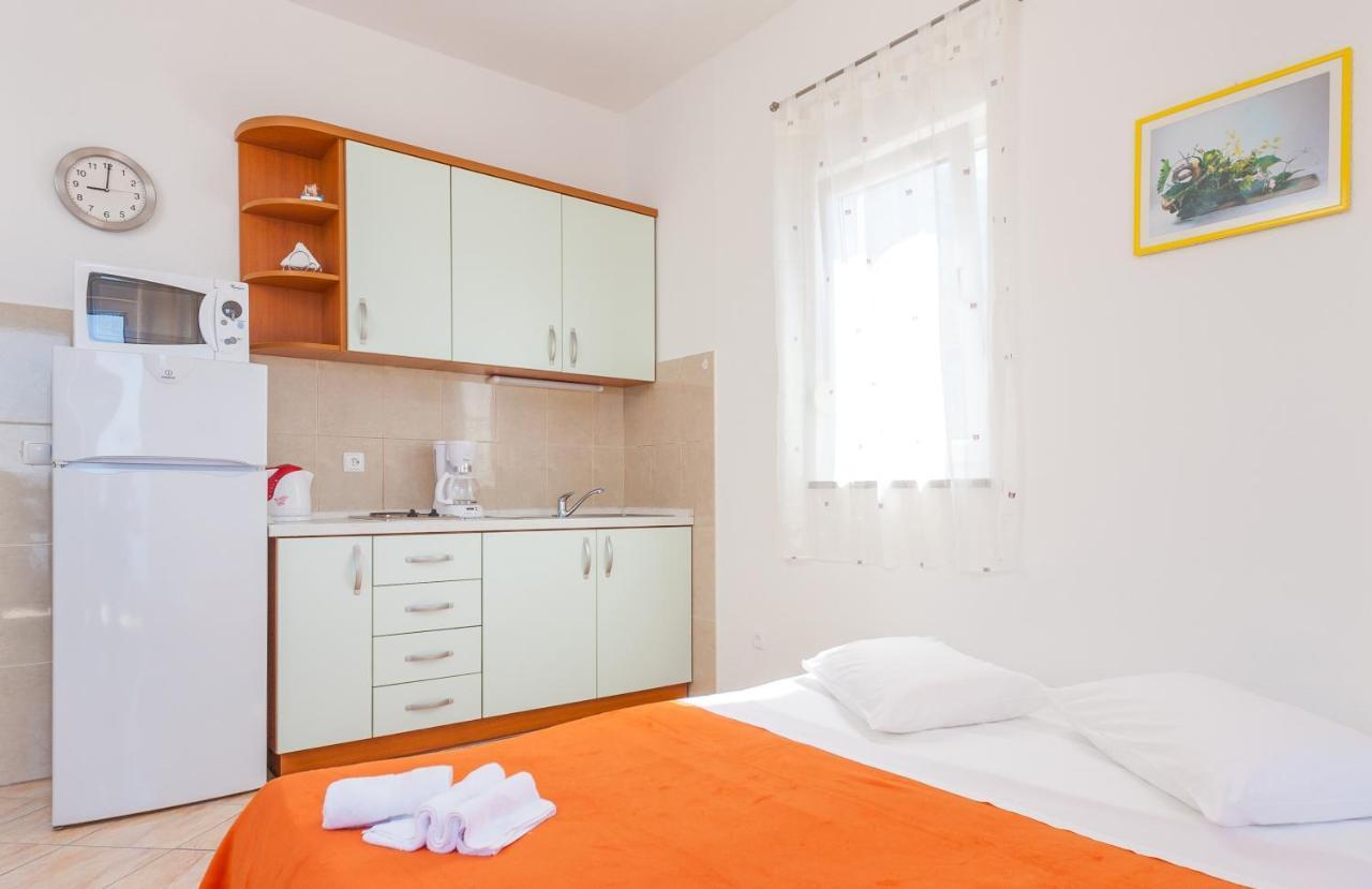 Apartments And Rooms By The Sea Brela, Makarska - 13118 ภายนอก รูปภาพ