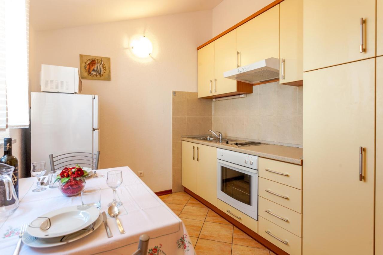 Apartments And Rooms By The Sea Brela, Makarska - 13118 ภายนอก รูปภาพ