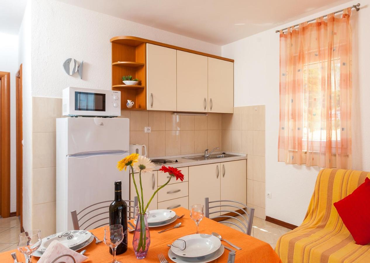 Apartments And Rooms By The Sea Brela, Makarska - 13118 ภายนอก รูปภาพ