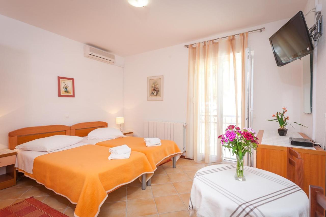 Apartments And Rooms By The Sea Brela, Makarska - 13118 ภายนอก รูปภาพ